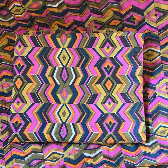 Erica Tanov Queen Quilt & 2 King Pillow Cases & 2 Throw Pillows Echoed Zig Zag - Picture 7 of 12